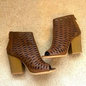 ⭐️QUPID⭐️ OPEN TOE BOOTIES | Size 6